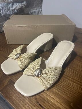 Women’s Beige Woven Slide Heel with Gold Accent new in box size 7